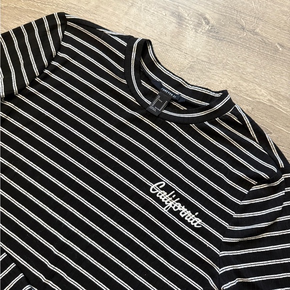 •FOREVER 21• CROP TOP - Picture 6 of 6